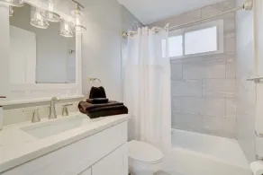Arlington Heights 5bd 3bth sleeps 14 with driveway parking - Image 3