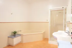 Spacious 3-Bed Home in Central Tenterfield - Image 2