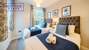 Newly Refurbished Spacious Serviced Apartment for Contractors and Families, Free WiFi & Netflix By Redwood Stays - Image 4