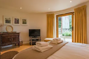 Converted barn / Oast House with amazing views and EV chargers - Image 5