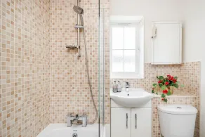 Free parking★ Gated Haven★ Stunning 2 Bed Apt ★WatfordFC/Hospital/Atria/Theater★ - Image 2