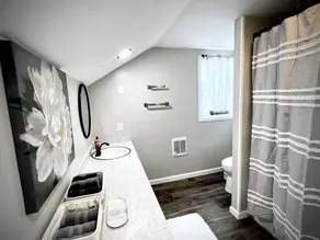 Huge 2700 square foot-4 Bedroom Home with Free parking - Image 2