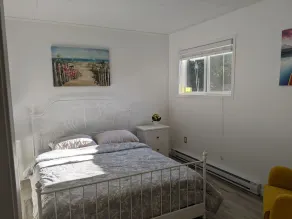 Spacious 3 Bedroom Cabin by the lake Sleeps 6 - Image 5