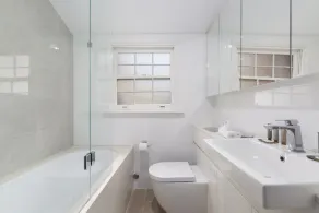 Spacious Inner-City House with Balcony Views - Image 4