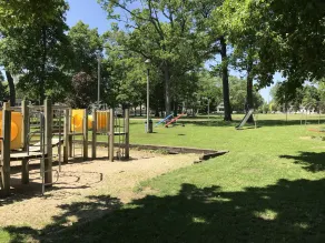 Smukt hyggeligt sommerhus i forsamlingsparken. - Image 2