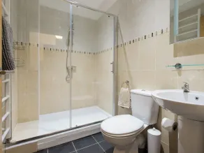 2 bedroom accommodation in East Cowes - Image 3