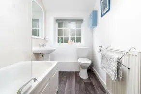 The Old Stables. Sleeps 6, just 10mins from bath by train 15mins by car - Image 2