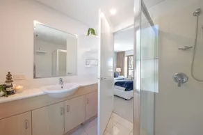 2-Bedroom Airlie Beach Retreat | Pool, Spa & Stunning Port of Airlie Views - Image 3