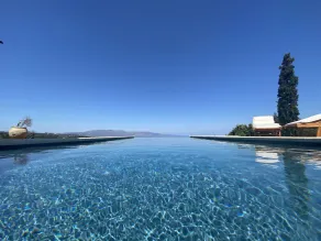Panoramic luxury with heated infinity pool, sun deck, gym, bbq patio and garden - Image 3