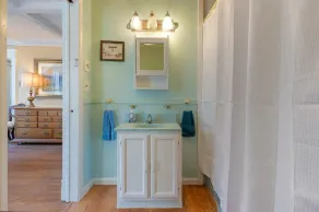 Village House, Sleeps 16, Free Parking, Walk to town, Mid-coast hub - Image 4