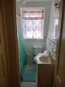 Mini Mansion rental suite, close to public transportation, train / buses - Image 4