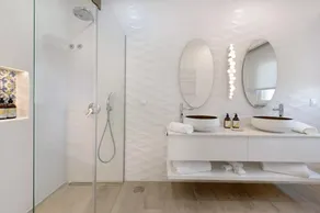 Impeccable 4-Bed House in São Domingos de Rana - Image 4
