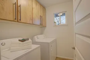 3 Bedroom, 2 Bath, Clean, Bright, Modern Space, in a Quite, Modest Neighborhood - Image 2