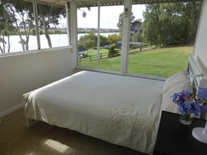 Riverfront Holiday House - Image 3