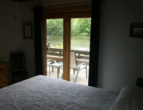 Saint George Lake, Charme Waterfront Cottage - Image 5