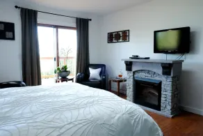 Entire room. Ocean,mountain view, hot tub,garden,deck,next to Mount Maxwell park - Image 4