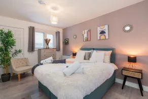 Stylish Southampton Abode - Image 5