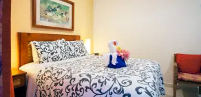 Economical hotel style room with queen bed & bathroom w shower - Image 5