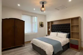 Family small group-Wifi-Garden-Parking-Sleeps 6 - Image 5