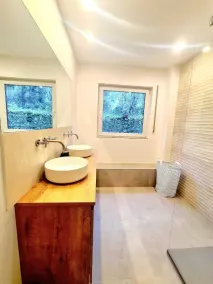 Contemporary 2 bedroom with parking space - Image 3
