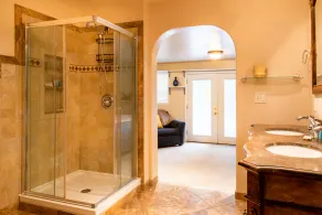 Charming 2 bedroom 2 bathroom home with jetted tub! - Image 3