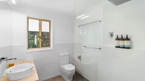 Peaceful pet friendly home on acres - Image 2