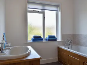 2 bedroom accommodation in Whistable - Image 2