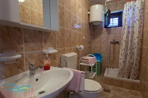 Spacious apartment with terrace and garden - Image 2
