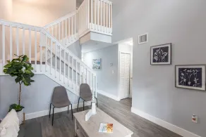 Lovely Newly Renovated! Townhouse 3 bedroom 3 bathroom/ Nice Patio - Image 2