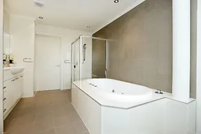 Gallery 7 Luxury Victor Harbor Apartment Town Centre Sea Views Wi-Fi & Linen Included - Image 3