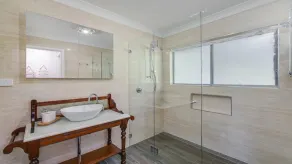 Homely Beach Retreat Three Living Areas, Table Tennis Table Accom Holidays - Image 3