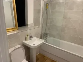 4Bed House - Direct links into Central London - Image 2