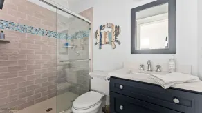 Beautiful new home, professionally decorated with pool close to town and beach - Image 2