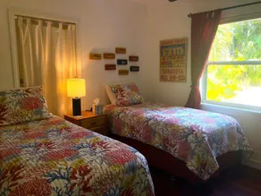 Zentral gelegen, in der Nähe der Innenstadt von Sarasota, Kürzlich renoviert, Tropical - Image 4