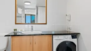 Beachfront Mooloolaba Apartment- 7th Floor in the Landmark Resort - Image 3