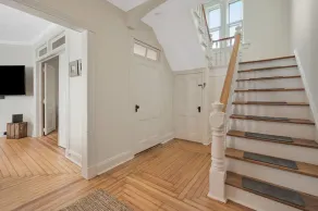 Beautifully renovated 2 Bedroom, 1st Floor apt -Greenport Village, Walk to town! - Image 2