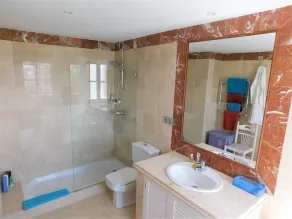 Exceptionellt modernt byhus med utsikt över poolen med utsikt över havet. - Image 3