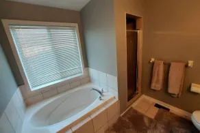 Beautiful, Ideally located luxury entire 4 bedroom + Parking - Image 4