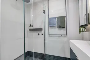 Sol Docklands | Large 3BR Loft, Infinity Pool, Gym, Free Parking & Free Trams - Image 3