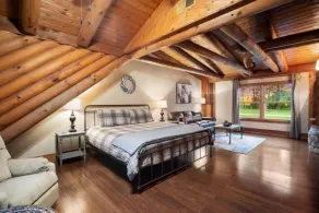 Stunning Log Cabin Getaway North of Nashville - Image 4