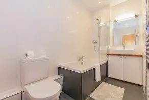 Unique and quirky central apartment with parking - Image 3