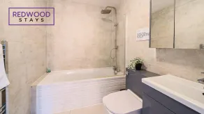 Newly Refurbished Spacious Serviced Apartment for Contractors and Families, Free WiFi & Netflix By Redwood Stays - Image 2