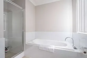 30 Rich on Richmond, modern, bright, spacious, parking sleeps 6 - Image 3