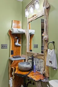 Jim Thorpe Rustic Cabin With Hot Tub, EV Charger, BBQ Grill & Outdoor Games! - Image 5