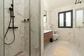 Modern 300m2 Villa - King Beds & Leisure Zone - Image 5