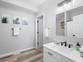 Stylish Home in Geneva, Ohio | Near Wineries | SPIRE | GOTL, Newly Renovated 4 Bedroom House in Ohio... - Image 4