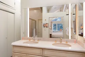 Clarendon Unit 2, Beautiful Townhouse, Expansive Living Area, Vaulted Ceilings, Private Patio - Image 2