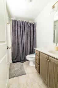 Cheerful 3-Bedroom Townhouse with King Bed - Image 5
