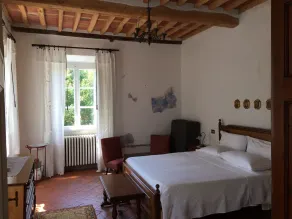 Blandt fyrretræer og olivenlunde - rummelig lejlighed i Lucca land Villa - Image 5