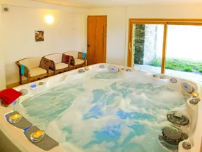 Chalet, wifi, sauna, terrasse, balcon, cheminée ou poêle à bois, parking, télévision, 250m² - Image 2